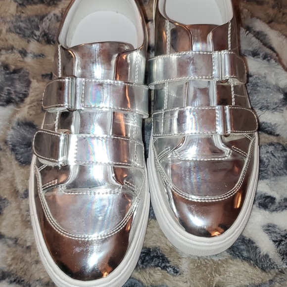 Sneakers - Picture 2 of 4